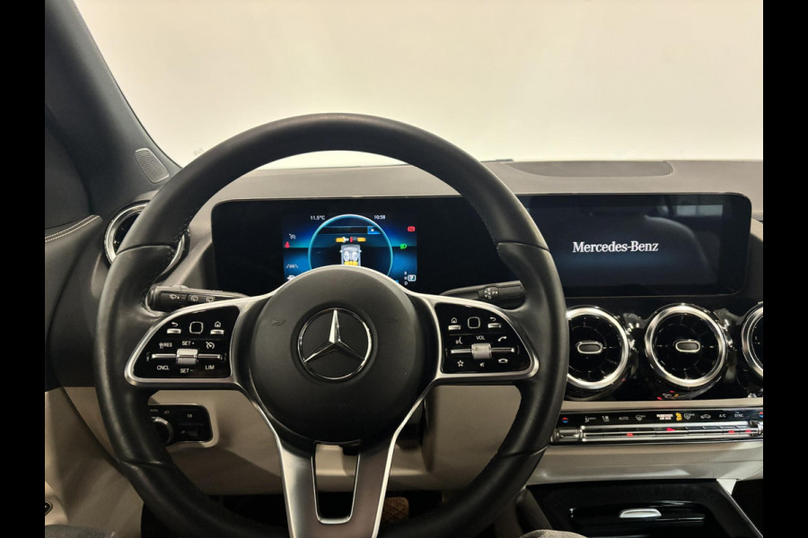 Mercedes-Benz GLA 200 Automaat Progressive Navigatie Climate Control Camera Parkeer sensoren Stoelverwarming DAB Lichtmetalen velgen 18" Electrisch bedienbare achterklep
