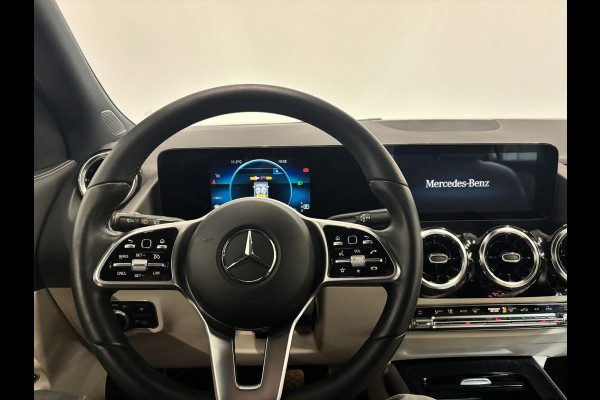 Mercedes-Benz GLA 200 Automaat Progressive Navigatie Climate Control Camera Parkeer sensoren Stoelverwarming DAB Lichtmetalen velgen 18" Electrisch bedienbare achterklep