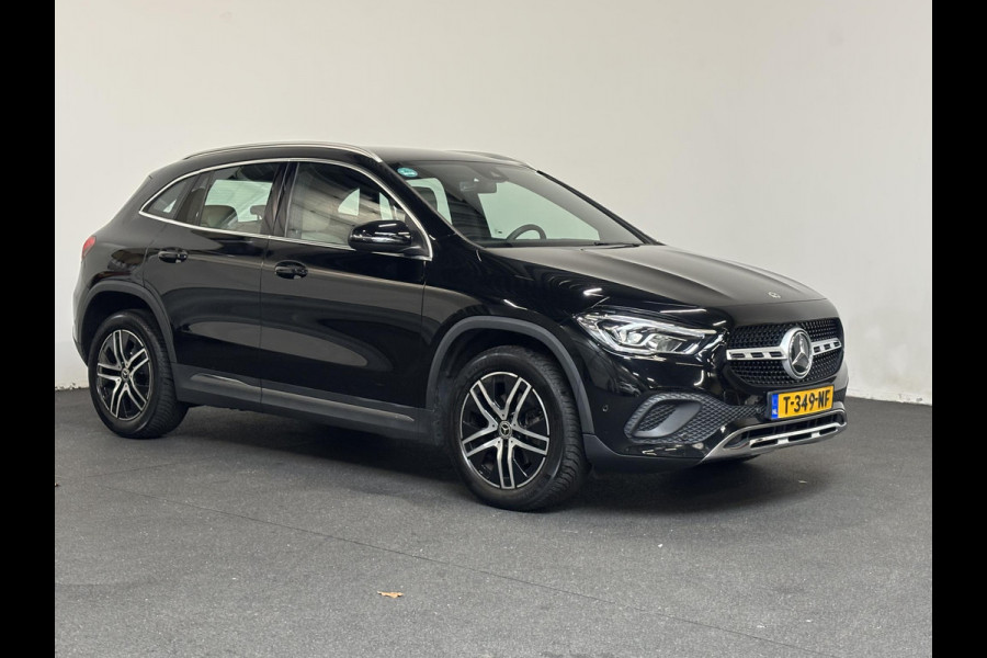Mercedes-Benz GLA 200 Automaat Progressive Navigatie Climate Control Camera Parkeer sensoren Stoelverwarming DAB Lichtmetalen velgen 18" Electrisch bedienbare achterklep