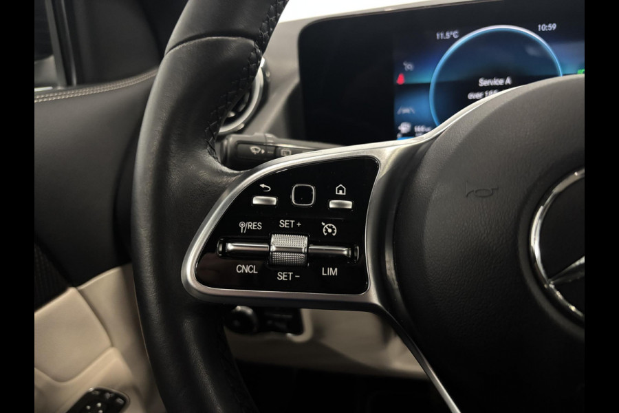 Mercedes-Benz GLA 200 Automaat Progressive Navigatie Climate Control Camera Parkeer sensoren Stoelverwarming DAB Lichtmetalen velgen 18" Electrisch bedienbare achterklep