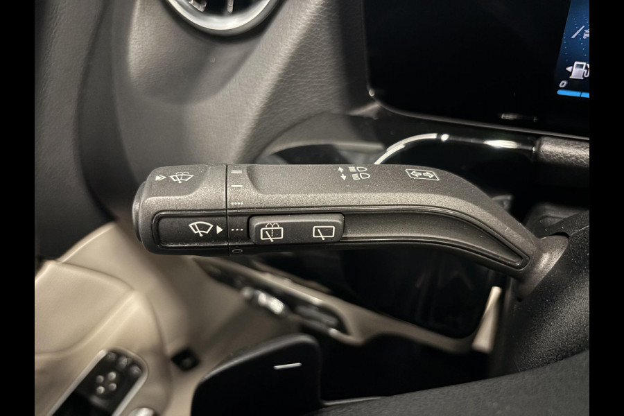 Mercedes-Benz GLA 200 Automaat Progressive Navigatie Climate Control Camera Parkeer sensoren Stoelverwarming DAB Lichtmetalen velgen 18" Electrisch bedienbare achterklep