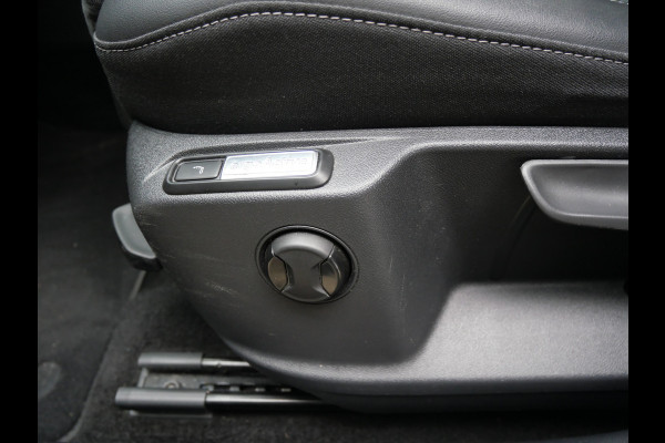 Volkswagen T-Roc 1.5 TSI STYLE | AUTOMAAT | MASSAGE | TREKHAAK | VIRTUAL | IQ LED | ALL-IN!!