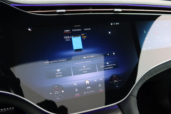 Mercedes-Benz EQE SUV AMG 43 4MATIC Premium 91 kWh | Hyperscreen | Luchtvering | Achterasbesturing | Distronic+ | Carbon | Burmester | Trekhaak | Warmtepomp | Verwarmd Stuurwiel | HUD | Panoramadak |