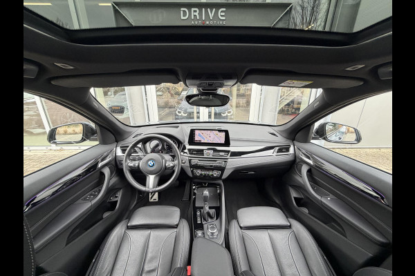 BMW X1 xDrive25e Bus Ed Plus M-Sport |Pano|HUD|HiFi|Cam|Sfeer|19"|Storm Bay|