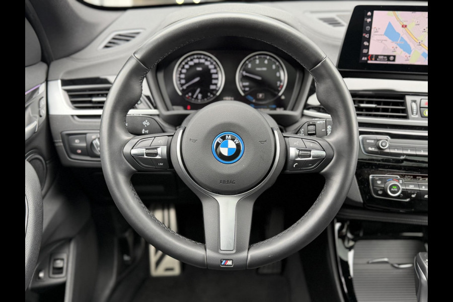 BMW X1 xDrive25e Bus Ed Plus M-Sport |Pano|HUD|HiFi|Cam|Sfeer|19"|Storm Bay|