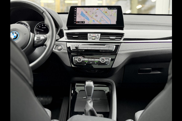 BMW X1 xDrive25e Bus Ed Plus M-Sport |Pano|HUD|HiFi|Cam|Sfeer|19"|Storm Bay|