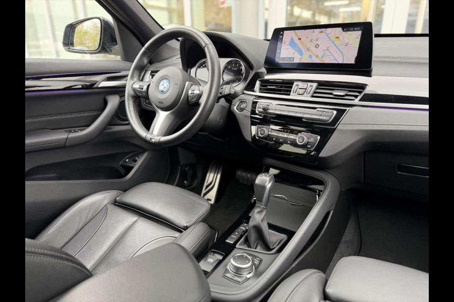 BMW X1 xDrive25e Bus Ed Plus M-Sport |Pano|HUD|HiFi|Cam|Sfeer|19"|Storm Bay|