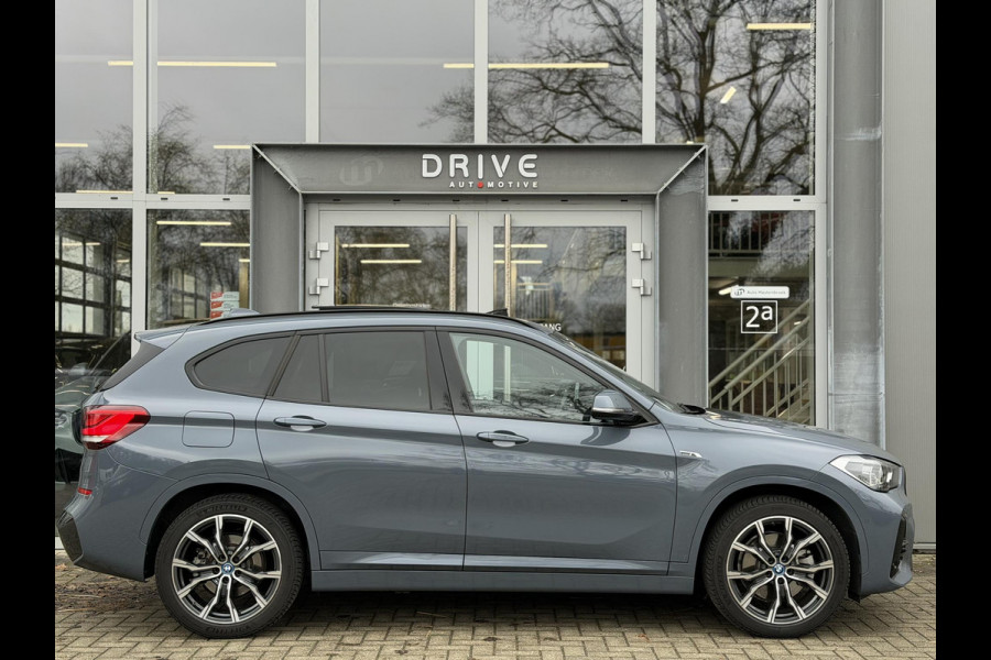 BMW X1 xDrive25e Bus Ed Plus M-Sport |Pano|HUD|HiFi|Cam|Sfeer|19"|Storm Bay|