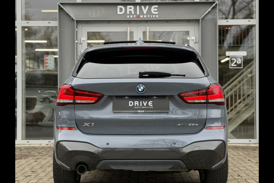 BMW X1 xDrive25e Bus Ed Plus M-Sport |Pano|HUD|HiFi|Cam|Sfeer|19"|Storm Bay|