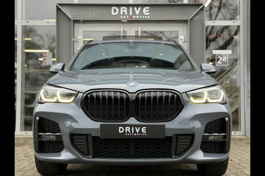 BMW X1 xDrive25e Bus Ed Plus M-Sport |Pano|HUD|HiFi|Cam|Sfeer|19"|Storm Bay|