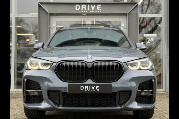 BMW X1 xDrive25e Bus Ed Plus M-Sport |Pano|HUD|HiFi|Cam|Sfeer|19"|Storm Bay|