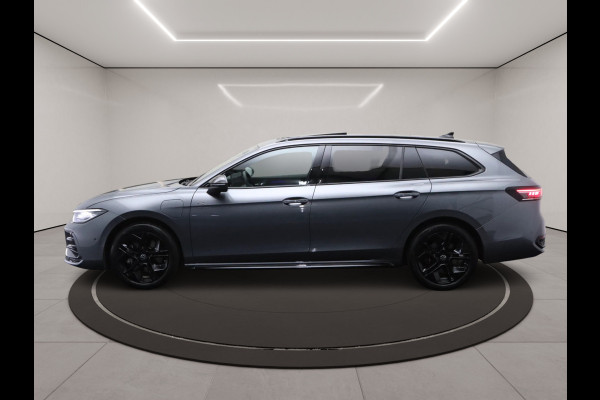 Volkswagen Passat Variant 1.5 eHybrid R-Line 272 PK PHEV, Panoramadak, Trekhaak, Black-Style, Head-Up, Massage