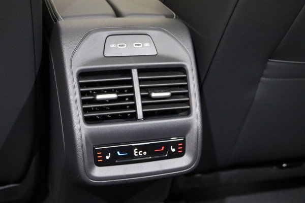 Volkswagen Passat Variant 1.5 eHybrid R-Line 272 PK PHEV, Panoramadak, Trekhaak, Black-Style, Head-Up, Massage