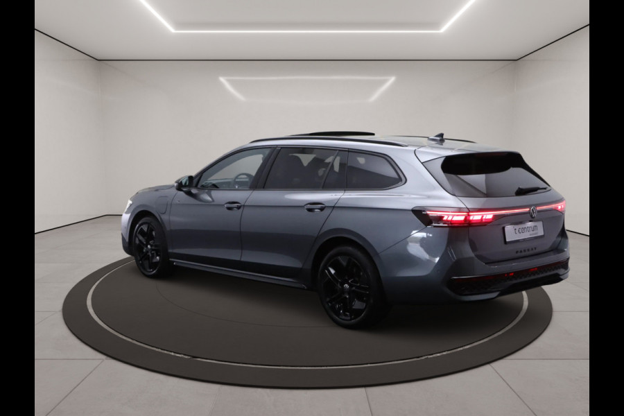 Volkswagen Passat Variant 1.5 eHybrid R-Line 272 PK PHEV, Panoramadak, Trekhaak, Black-Style, Head-Up, Massage