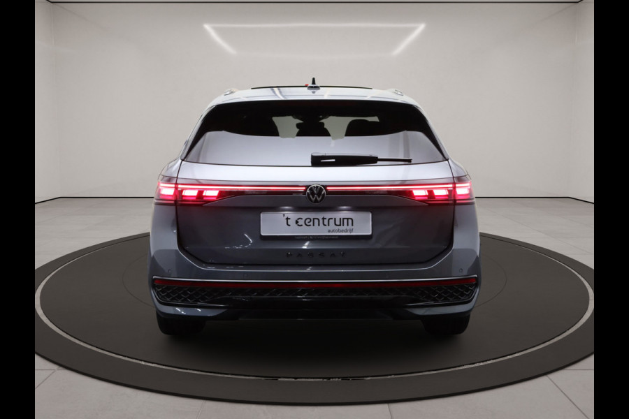 Volkswagen Passat Variant 1.5 eHybrid R-Line 272 PK PHEV, Panoramadak, Trekhaak, Black-Style, Head-Up, Massage