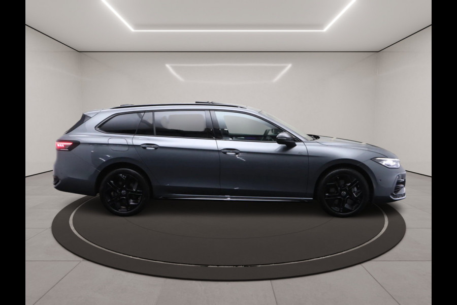 Volkswagen Passat Variant 1.5 eHybrid R-Line 272 PK PHEV, Panoramadak, Trekhaak, Black-Style, Head-Up, Massage