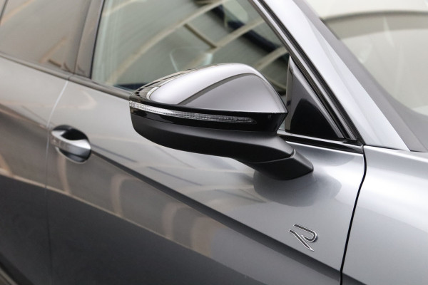 Volkswagen Passat Variant 1.5 eHybrid R-Line 272 PK PHEV, Panoramadak, Trekhaak, Black-Style, Head-Up, Massage