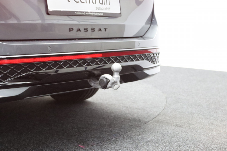 Volkswagen Passat Variant 1.5 eHybrid R-Line 272 PK PHEV, Panoramadak, Trekhaak, Black-Style, Head-Up, Massage
