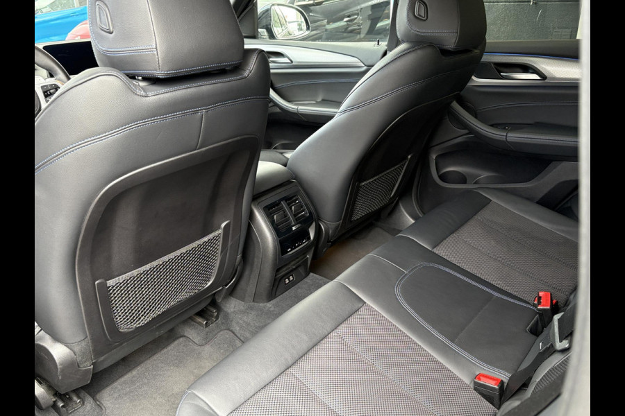 BMW X3 xDrive30e M Sport Plug-in Hybride | PHEV | Elek. Trekhaak | 20 inch | M pakket | Stoelverwarming | Shadowline Exterior | Adaptive Led verlichting | Hifi | Volledig digitaal instrumentenpaneel