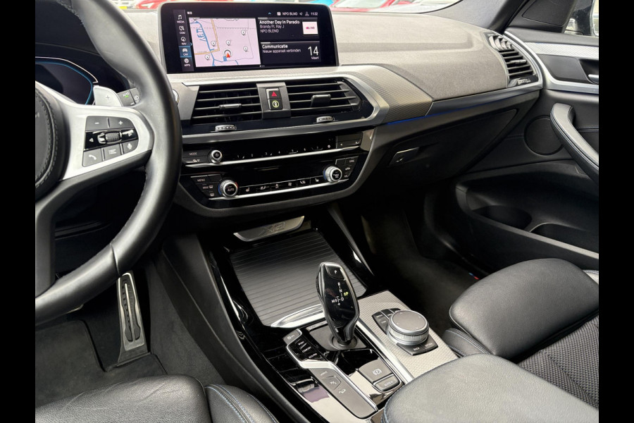 BMW X3 xDrive30e M Sport Plug-in Hybride | PHEV | Elek. Trekhaak | 20 inch | M pakket | Stoelverwarming | Shadowline Exterior | Adaptive Led verlichting | Hifi | Volledig digitaal instrumentenpaneel