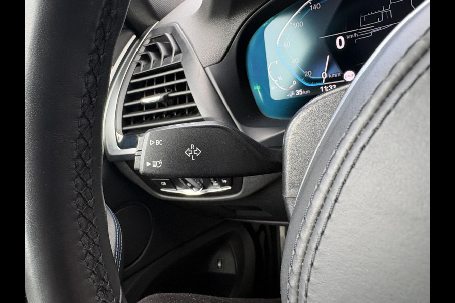 BMW X3 xDrive30e M Sport Plug-in Hybride | PHEV | Elek. Trekhaak | 20 inch | M pakket | Stoelverwarming | Shadowline Exterior | Adaptive Led verlichting | Hifi | Volledig digitaal instrumentenpaneel