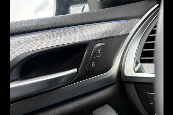 BMW X3 xDrive30e M Sport Plug-in Hybride | PHEV | Elek. Trekhaak | 20 inch | M pakket | Stoelverwarming | Shadowline Exterior | Adaptive Led verlichting | Hifi | Volledig digitaal instrumentenpaneel