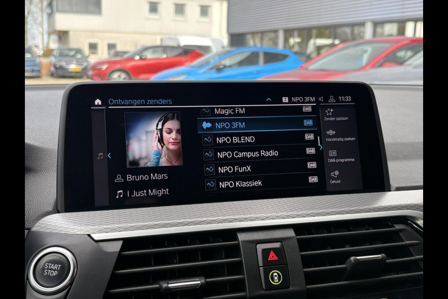 BMW X3 xDrive30e M Sport Plug-in Hybride | PHEV | Elek. Trekhaak | 20 inch | M pakket | Stoelverwarming | Shadowline Exterior | Adaptive Led verlichting | Hifi | Volledig digitaal instrumentenpaneel