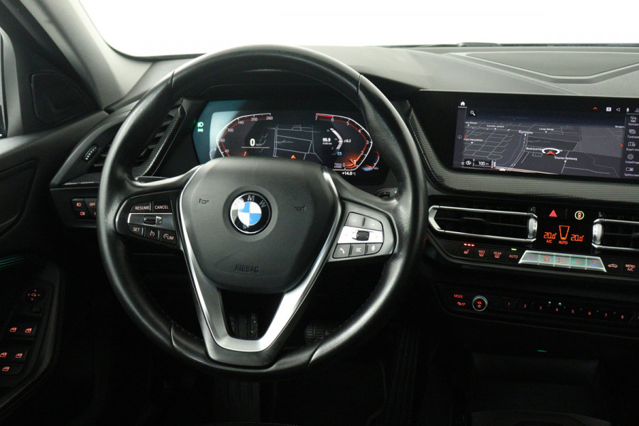 BMW 1-serie 118i High Executive Edition (NAVIGATIE, PARKEERSENSOREN, STOELVERWARMING, LEDER, SPORTSTOELEN, LED)