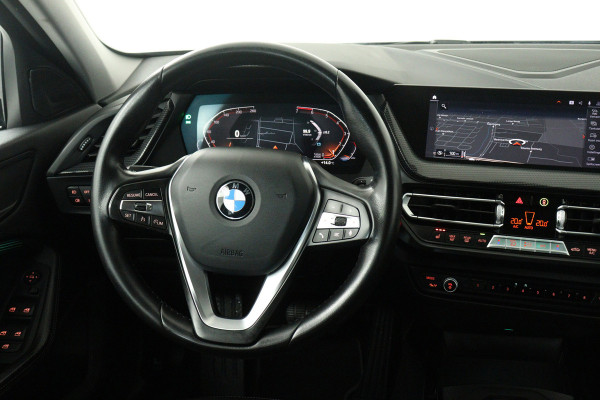 BMW 1-serie 118i High Executive Edition (NAVIGATIE, PARKEERSENSOREN, STOELVERWARMING, LEDER, SPORTSTOELEN, LED)