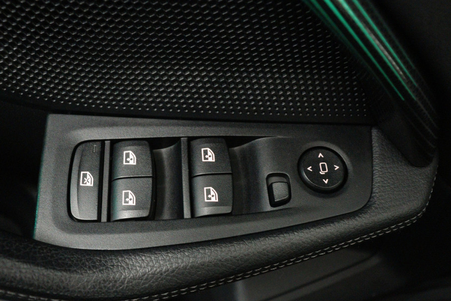 BMW 1-serie 118i High Executive Edition (NAVIGATIE, PARKEERSENSOREN, STOELVERWARMING, LEDER, SPORTSTOELEN, LED)