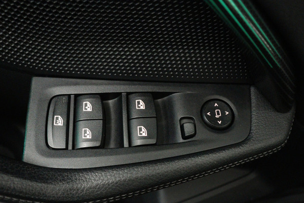 BMW 1-serie 118i High Executive Edition (NAVIGATIE, PARKEERSENSOREN, STOELVERWARMING, LEDER, SPORTSTOELEN, LED)