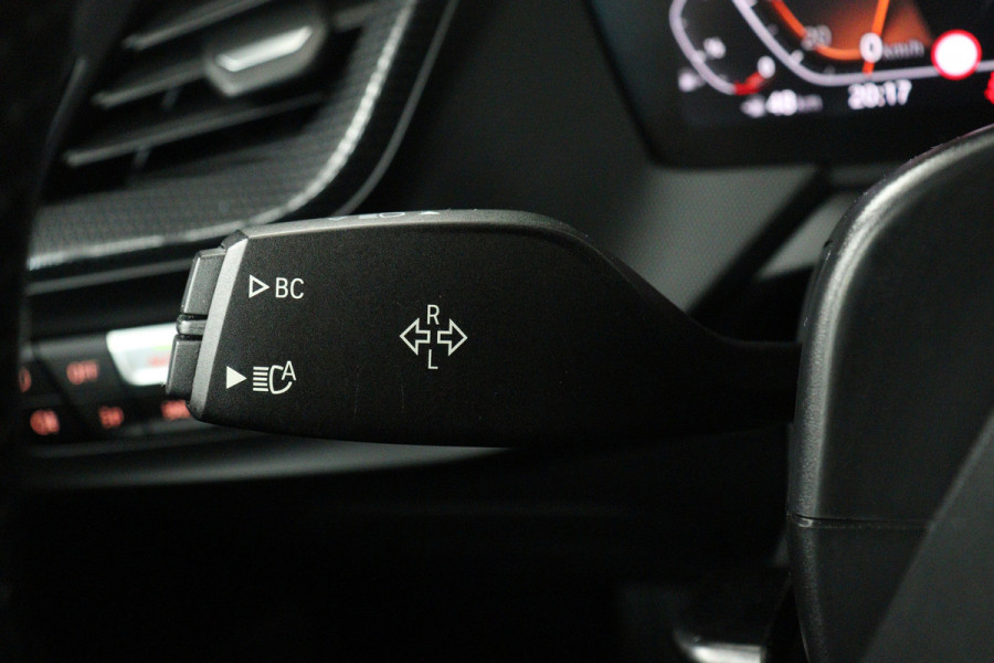 BMW 1-serie 118i High Executive Edition (NAVIGATIE, PARKEERSENSOREN, STOELVERWARMING, LEDER, SPORTSTOELEN, LED)