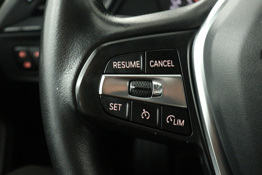 BMW 1-serie 118i High Executive Edition (NAVIGATIE, PARKEERSENSOREN, STOELVERWARMING, LEDER, SPORTSTOELEN, LED)