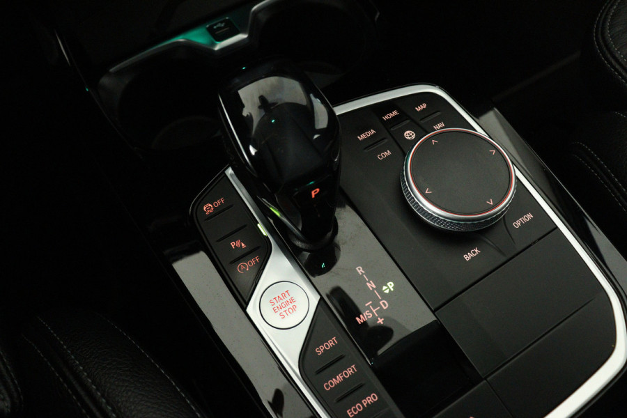 BMW 1-serie 118i High Executive Edition (NAVIGATIE, PARKEERSENSOREN, STOELVERWARMING, LEDER, SPORTSTOELEN, LED)