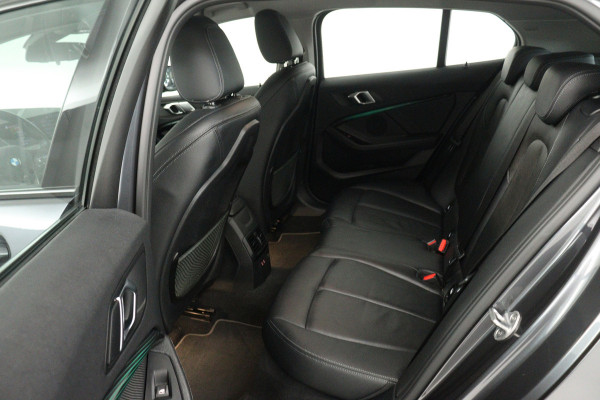 BMW 1-serie 118i High Executive Edition (NAVIGATIE, PARKEERSENSOREN, STOELVERWARMING, LEDER, SPORTSTOELEN, LED)