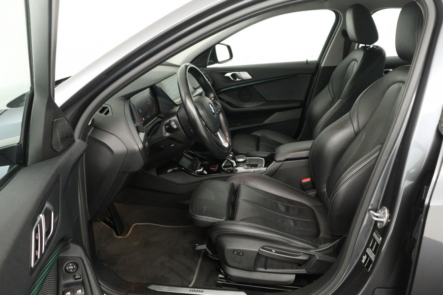 BMW 1-serie 118i High Executive Edition (NAVIGATIE, PARKEERSENSOREN, STOELVERWARMING, LEDER, SPORTSTOELEN, LED)