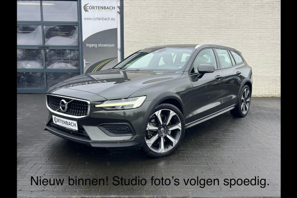 Volvo V60 Cross Country 2.0 T5 AWD Pro | Panorama dak | Adaptieve cruise | Zwenkbare trekhaak | Harman Kardon | 20 Inch | Memory |