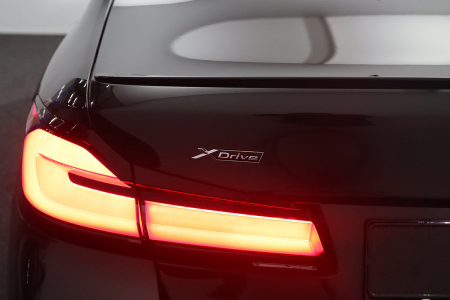 BMW 5 Serie 530e xDrive Business Edition Plus, Kuipstoelen, Schuifdak, Harman/Kardon Sound