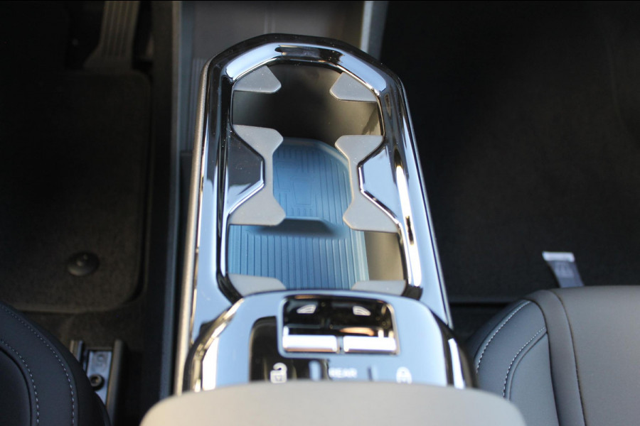 Volvo EX30 Single Motor Extended Range Plus 69 kWh Google Services / 19" lichtmetalen velgen / Parkeer sensoren voor en achter met parkeercamera achter / Adaptieve Cruise Control