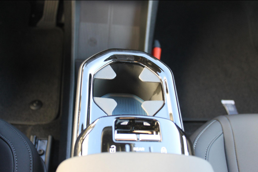 Volvo EX30 Single Motor Extended Range Plus 69 kWh Google Services / 19" lichtmetalen velgen / Parkeer sensoren voor en achter met parkeercamera achter / Adaptieve Cruise Control