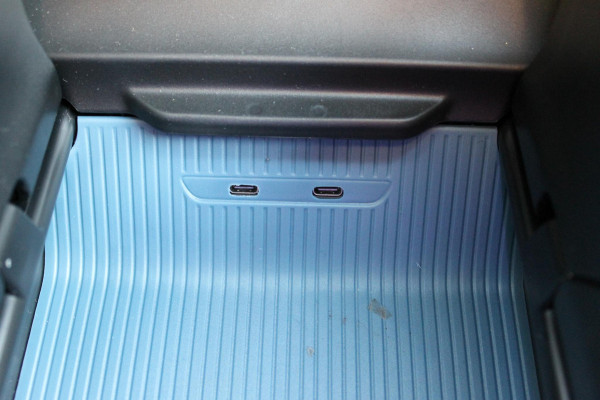 Volvo EX30 Single Motor Extended Range Plus 69 kWh Google Services / 19" lichtmetalen velgen / Parkeer sensoren voor en achter met parkeercamera achter / Adaptieve Cruise Control