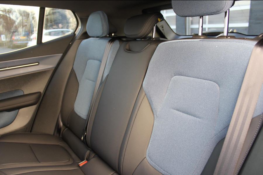 Volvo EX30 Single Motor Extended Range Plus 69 kWh Google Services / 19" lichtmetalen velgen / Parkeer sensoren voor en achter met parkeercamera achter / Adaptieve Cruise Control