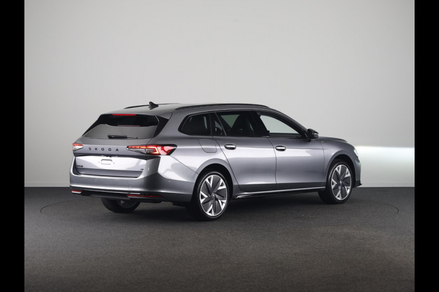 Škoda Superb Combi Sportline Business PHEV 1.5 TSI 204 pk 6 versn. DSG | Panoramadak, elektrisch bedienbaar | Trekhaak, wegklapbaar | Travel Assist Plus Sportline | Dynamic Chassis Control Pakket | CANTON Soundsystem | Lichtmetalen velgen 19 inch Aniara Aero zilver