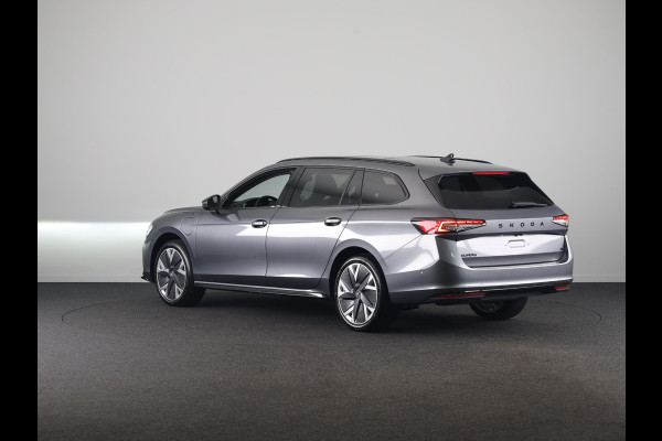Škoda Superb Combi Sportline Business PHEV 1.5 TSI 204 pk 6 versn. DSG | Panoramadak, elektrisch bedienbaar | Trekhaak, wegklapbaar | Travel Assist Plus Sportline | Dynamic Chassis Control Pakket | CANTON Soundsystem | Lichtmetalen velgen 19 inch Aniara Aero zilver