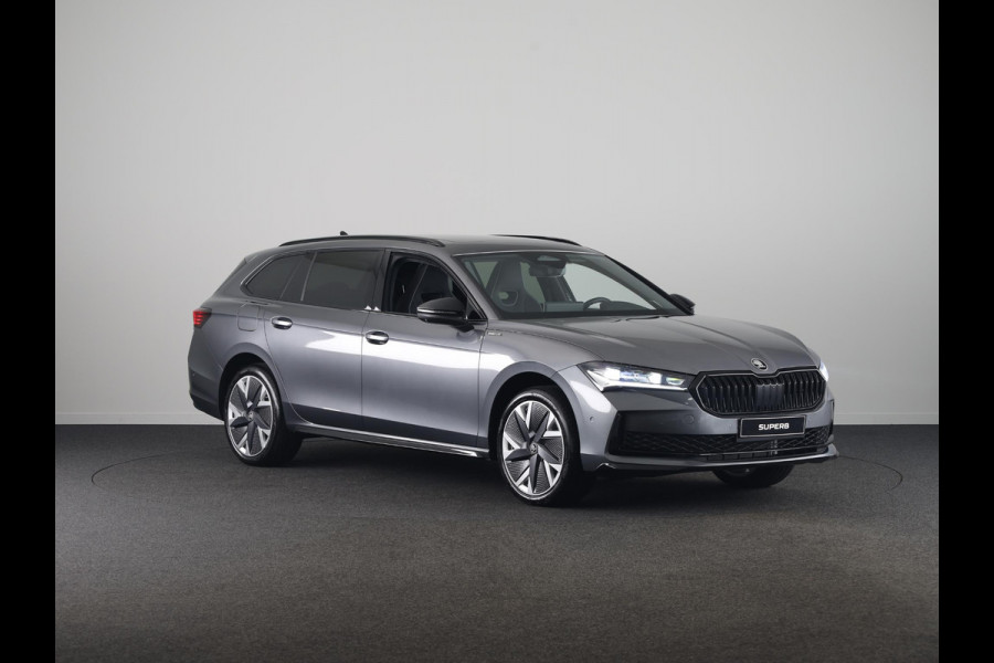 Škoda Superb Combi Sportline Business PHEV 1.5 TSI 204 pk 6 versn. DSG | Panoramadak, elektrisch bedienbaar | Trekhaak, wegklapbaar | Travel Assist Plus Sportline | Dynamic Chassis Control Pakket | CANTON Soundsystem | Lichtmetalen velgen 19 inch Aniara Aero zilver