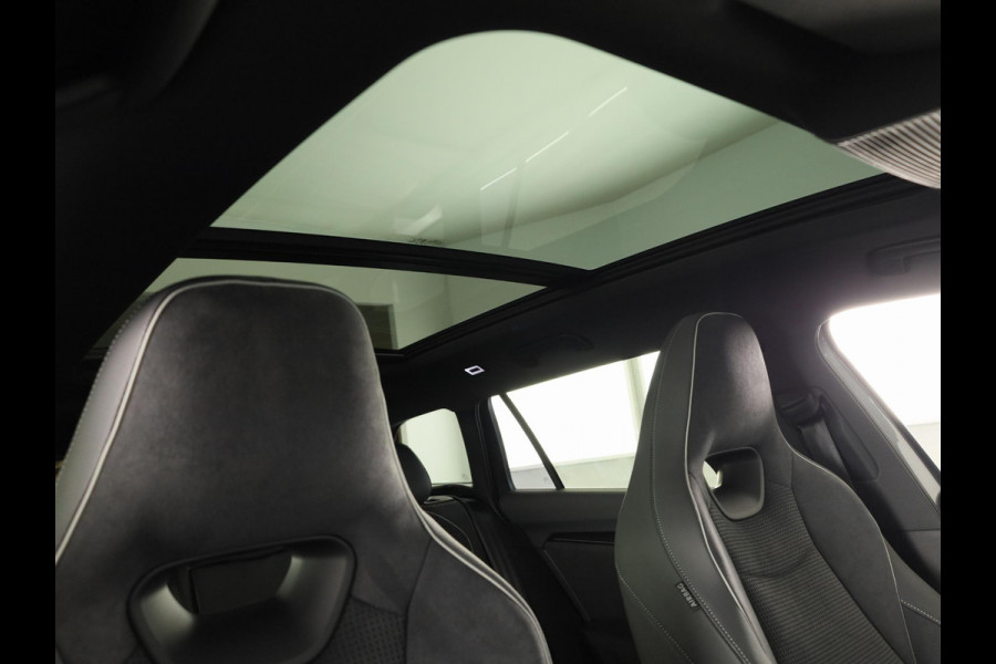 Škoda Superb Combi Sportline Business PHEV 1.5 TSI 204 pk 6 versn. DSG | Panoramadak, elektrisch bedienbaar | Trekhaak, wegklapbaar | Travel Assist Plus Sportline | Dynamic Chassis Control Pakket | CANTON Soundsystem | Lichtmetalen velgen 19 inch Aniara Aero zilver