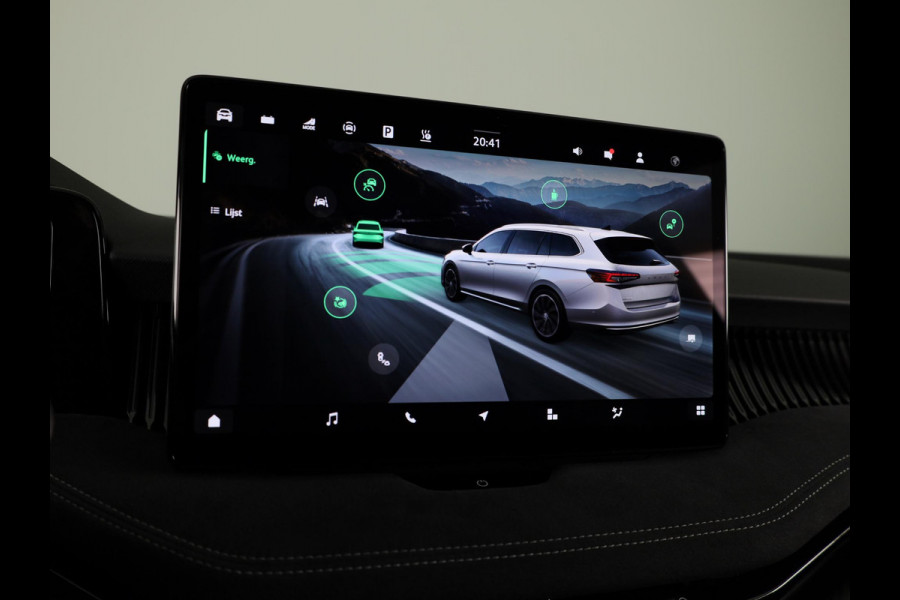 Škoda Superb Combi Sportline Business PHEV 1.5 TSI 204 pk 6 versn. DSG | Panoramadak, elektrisch bedienbaar | Trekhaak, wegklapbaar | Travel Assist Plus Sportline | Dynamic Chassis Control Pakket | CANTON Soundsystem | Lichtmetalen velgen 19 inch Aniara Aero zilver