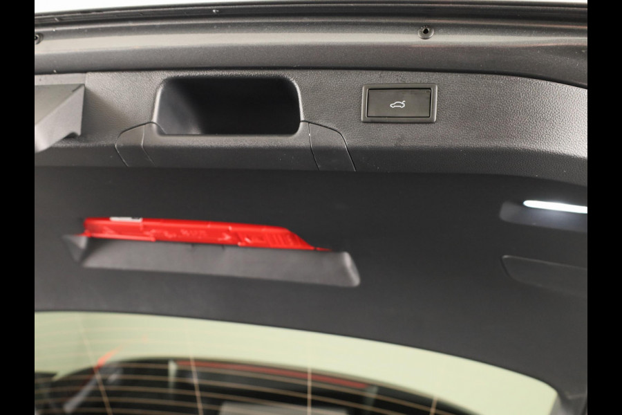 Škoda Superb Combi Sportline Business PHEV 1.5 TSI 204 pk 6 versn. DSG | Panoramadak, elektrisch bedienbaar | Trekhaak, wegklapbaar | Travel Assist Plus Sportline | Dynamic Chassis Control Pakket | CANTON Soundsystem | Lichtmetalen velgen 19 inch Aniara Aero zilver