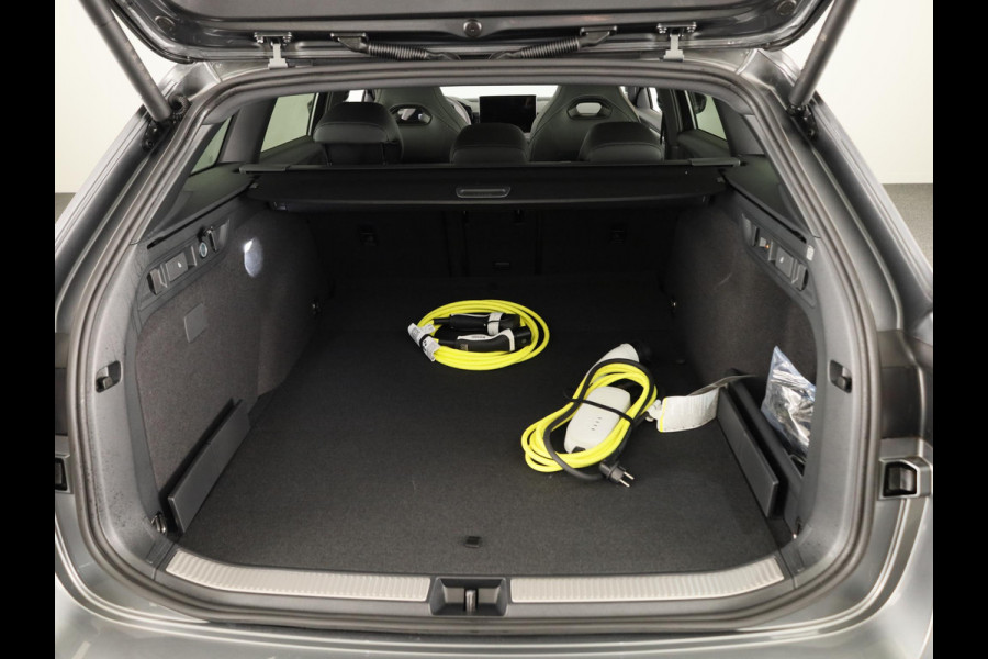 Škoda Superb Combi Sportline Business PHEV 1.5 TSI 204 pk 6 versn. DSG | Panoramadak, elektrisch bedienbaar | Trekhaak, wegklapbaar | Travel Assist Plus Sportline | Dynamic Chassis Control Pakket | CANTON Soundsystem | Lichtmetalen velgen 19 inch Aniara Aero zilver