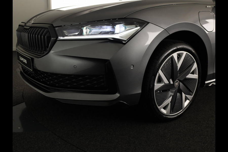 Škoda Superb Combi Sportline Business PHEV 1.5 TSI 204 pk 6 versn. DSG | Panoramadak, elektrisch bedienbaar | Trekhaak, wegklapbaar | Travel Assist Plus Sportline | Dynamic Chassis Control Pakket | CANTON Soundsystem | Lichtmetalen velgen 19 inch Aniara Aero zilver